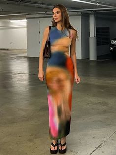 Hugcitar Tie Dye Print Ribbed Midi Dress For Women 2023 Summer Outfits Bodycon Side Slit Y2K Outfits Sexy Streetwear Long Dress Dresses For Big Bust, Stile Kendall Jenner, Throwing Fits, Chique Outfit, Look Retro, Tie Dye Outfits, Looks Party, Jenner Outfits, Sleeveless Bodycon Dress