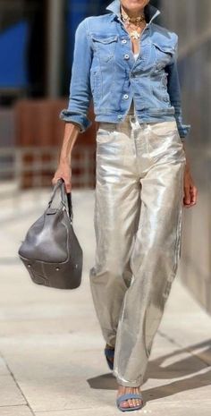 Denim And Silver Outfit, Silver Pants Outfit Casual, Metallic Jeans Outfit, Silver Jeans Outfit, Casual Outfit Inspiration, Casual Chic Outfit