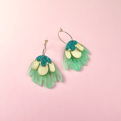 These are larger yet very lightweith earrings that you can wear all day without even noticing them. But others will definitely notice because they are really eye-catching and add the right amount of elegance and color to your outfit. Available in two color combinations: - mint green with teal glitter - peach haze with pink glitter They are made of laser cut acrylic glass. Each pair is carefully handcrafted to achieve perfection. The size of the flower is 4x4cm and it hangs on a hoop with 2 cm di Green Statement Earrings, Laser Cut Wood Crafts, Laser Cut Earrings, Floral Hoops, Jewelry Metal, Man Den, Laser Cut Acrylic, Laser Cut Wood, Stunning Earrings