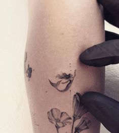 a woman's thigh with flowers on it