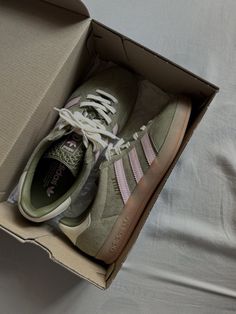 Green Adidas Gazelle, Adidas Gazelle Green, Green Gazelle, Samba Outfit Ideas, Adidas Samba Outfits, Samba Outfits, Adidas Gazelles, Gazelle Adidas, Adidas Gazelle Indoor