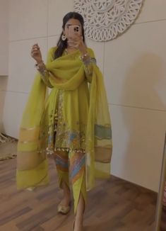 Trendy Outfits Indian, Traditional Indian Dress, Indian Dresses Traditional, Traditional Indian Outfits, Simple Pakistani Dresses, Yellow Outfit, Designer Dresses Casual, Stylish Party Dresses