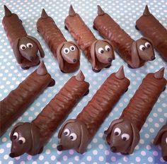 there are many chocolate dogs made to look like they have eyes and noses on them