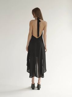 This beautifully flowy, low V-neck dress is a must for every summer vacation. open back adjustable by tying at the back of the neck97%pl 3%eaModel is 173cm and wearing a size XS. Tie-back Midi Dress For Night Out, Chic Low Back Beach Dress, Chic Low Back Dress For Beach, Chic Sleeveless High Low Evening Dress, Summer Date Night Dress With Low Back, Summer Low Back Dress For Date Night, Chic Halter Neck Slip Dress With Back Opening, Summer Halter Dress With Tie And Low Back, Summer Tie Back Low Back Halter Dress