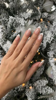 Winter Acrilyc Nails, White Christmas Nails Short Almond, January Nails Almond Shape, Simple Christmas/new Years Nails, Elegant Winter Nails Classy Simple, Winter Nail Ideas Acrylic Almond, January Nail Designs 2023, Nails December 2022, Cristmass Nails 2023