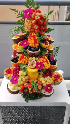 Fruit Tables, Veggie Display, Dessert Fruits, Edible Fruit Arrangements, Fruit Buffet, Fruit Cake Design, Amazing Food Platters, Deco Fruit, Fruits Decoration