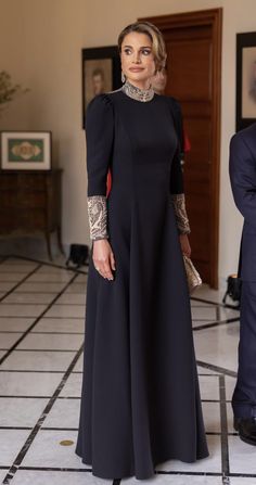 Queen Rania Style Dresses, Modest Fancy Dress, Modest Red Carpet Dresses, Type Of Content, Black Evening Dress, Soiree Dress, Formal Dresses With Sleeves, Queen Rania, Diy Costume