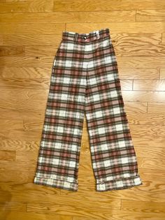 Super cute pair of 1970s lightweight, cuffed, wide baggy leg, high waist Madras plaid pants / trousers. Cuffs are lightly sewn up so can be easily dropped or hiked up more if you need the pants shorter or longer.  💥Vintage Label Size: 9 💥Condition: Excellent vintage condition.  💥Approximate Measurements (lying flat): Waist Width: 12.8" Inseam: 31" Rise: 13" Please be sure the approximate measurements are a good fit for you. We're happy to answer questions or provide additional photos and meas Vintage Wide Leg Pants For Fall, Plaid Wide-leg Pants For Spring, Spring Plaid Wide-leg Pants, Plaid Wide-leg Cotton Pants, Plaid Cotton Wide-leg Pants, Spring Plaid Wide Leg Pants, Retro Plaid Bottoms For Spring, Retro Plaid Bottoms With Pockets, Retro Plaid Pants For Fall