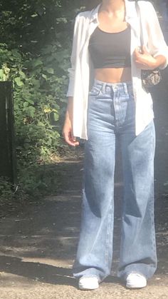 Aesthetic Jeans Top Outfit, Summer Outfits 2020 Fashion Trends, Outfit With Big Jeans, Street Style Y2k Aesthetic, 2020 Fashion Trends Tiktok, Y2k Fashion Street Styles Aesthetic, White 90s Outfit, Ultra Wide Leg Jeans Outfit, Wide Jean Outfits