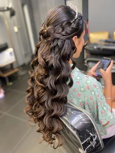 Down Hairstyles Quinceanera, Braided Hairstyles For Sweet 16, Quinceanera Hairstyles All Down Curls, Quinceñera Hairstyles With Crown, Queincearra Hairstyles, Quinceanera Half Up Half Down Hairstyles