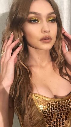 70s Makeup Disco, 70s Disco Makeup, Gigi Hadid Makeup, Look Disco, Disco Hair, Bronze Makeup Look, Make Up Gold, 70s Makeup