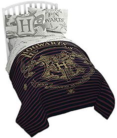 harry potter bedding set with hogwarts crest on the front and hogwart's crest on the back