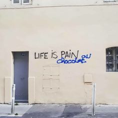 graffiti on the side of a building that says life is rain, chocolat