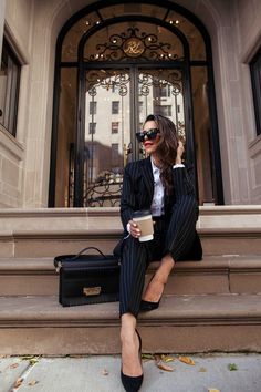 Womens Power Suit, Inspiration Portrait, Athleisure Trend, Office Fashion Women, Fashion Office, Business Casual Dresses