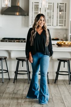 Bell Bottom Jeans Outfit Fall, Flare Jeans Outfit Spring, Flared Jeans Outfit Fall, Black Bell Bottom Jeans, Flair Jeans Outfit, Bell Bottom Jeans Outfit, Flare Jeans Outfit, Jeans Outfit Spring, Jeans Outfit Winter