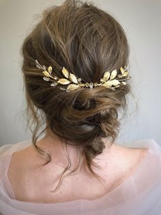 This golden Bridal hair comb made with gold metal leaves and small rhinestone. It has a vintage woodland feel, perfect for you special wedding day. Golden Hair Pieces, Gold Hair Piece Prom, Gold Bridal Hair Piece, Greek Goddess Hair, Greek Headpiece, Grecian Hair, Wedding Halo Headpiece, Greek Goddess Hairstyles, Homecoming 2023