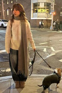 Winter Outfits Simple Casual, Autumn Outfits Women Aesthetic, Cool Fits Winter, Street Outfit Winter, Winter Fits Vintage, Model Core Outfits, Cozy Layered Outfits, Jorts Inspo Outfit, Mid Uggs Outfit