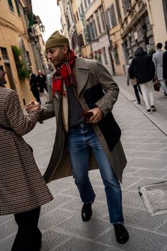 Nicholas Walter photographed by Rikesh Chauhan at Pitti Uomo for He Spoke Style. Piti Uomo, Italian Men Style, Fashion For Men Over 40, 2025 Outfit, Mens Street Style Winter, Autumn Style Inspiration, Dandy Look, Germany Outfits, He Spoke Style