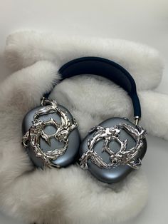 the headphones have been made to look like they're from game of thrones