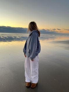 #beach #sunrise #instagram Winter Beach Picnic, Comfy Beach Pictures, Beach Sunrise Pictures Poses, Beach Winter Aesthetic, Sunrise Poses Photo Ideas, Sunset Poses Picture Ideas, Morning Beach Aesthetic, Winter Beach Outfit Cold, Cold Beach Pictures