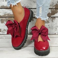 Winter Flats, Elegant Minimalism, Zapatos Mary Jane, Women's Slip Ons, Patent Loafers, Flats Online, Bow Decor, Jane Shoes, Mary Jane Shoes