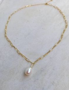 14k gold plated link chain necklace, made of high-quality freshwater baroque pearl. Appropriate for both everyday or special looks. Ideal wedding jewelry / for bridesmaids gift! Length approx. 16 inches / 40,6 cm - can be adjusted upon request. You may choose gift wrapping at checkout if you wish! If you need it sooner, select expedited shipping at checkout and leave us a note with the wishing date! ★ Read our policies before purchase: https://www.etsy.com/shop/Jewellusion/policy/ ★ Convo me for Gold Necklace With Baroque Pearl And Paperclip Chain, Gold Pearl Necklace With Paperclip Chain, Minimalist Gold Pearl Necklace With Paperclip Chain, Baroque Pearl Paperclip Chain Jewelry Gift, Gold Baroque Pearl Chain Necklace Gift, Pearl Chain Link Necklace For Gift, Jewelry For Bridesmaids, Chunky Gold Necklaces, Pearl Necklace Gold