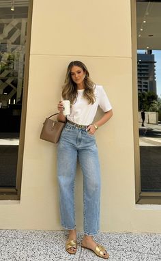 Comfy Smart Casual, Shirt And Jeans Outfit Women, Capsule Packing, Bling Makeup, Mommy Outfits, Jeans Outfit Women, Capsule Outfits, Stunning Outfits, Casual Chic Outfit