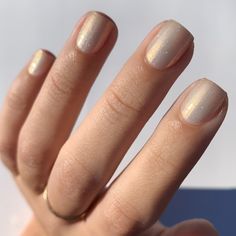 Gold Wedding Nails Short, Nail Champagne Color, Gold Polish Nails, White Pearly Nail Polish, Light Gold Shimmer Nails, Golden Pearl Nails, Natural Iridescent Nails, Gold Dip Nails Powder, Bridesmaid Nails Champagne