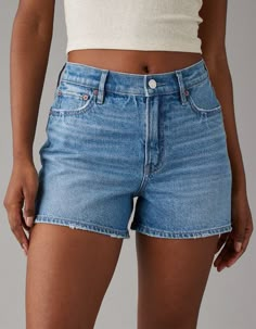 Vintage Levi’s Shorts Outfit, Relaxed School Outfits, Shorts Summer 2024, Jean Shorts 2024, Women’s Shorts, Casual Summer Outfit Inspo 2024, Denim Shorts Aesthetic, Shorts Outfits For School, Summer Outfits Jean Shorts