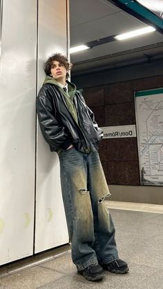 Pinterest Outfits Men, Winter Fits Aesthetic Men, Male Edgy Outfits, Winter Outfits Men Y2k, Wall Poses Men, Oversized Mens Fashion, Boy Streetwear Outfit, Streetwear Fashion Masc, Faded Jeans Outfit Men