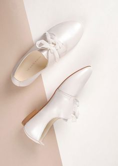 Pearl Ivory Wedding Oxford Shoes Velvet Lace Shoes for - Etsy Wedding Oxfords Women, Luxury Elegant Oxfords For Wedding, Luxury Elegant Party Oxfords, Dress Shoes Veaul, Simple White Dress Shoes, Bridal Oxford Shoes, Luxury Classic Wedding Shoes With Leather Sole, Luxury White Oxfords For Semi-formal Occasions, Luxury White Oxfords For Office