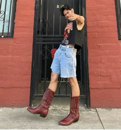 Men Short Outfits, Mens Trendy Outfits Summer, Masc Fits, Coachella Outfit Men, Summer Fits Men, Looks Hip Hop, Festival Outfits Men, Cool Accessories, Queer Fashion