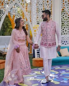 Indian Groom Wear Engagement, Wedings Drees Couple, Couple Outfits Matching For Wedding, Bride And Groom Matching Outfits, Matching Couple Outfits Wedding, Couples Wedding Outfits, Groom Indian Wedding Outfits