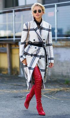 Rihanna Style Street, Best Celebrity Street Style, Copenhagen Fashion Week Street Style, Over The Knee Boot Outfit, Bota Over, Knee Boots Outfit, Copenhagen Street Style, Black Boots Outfit