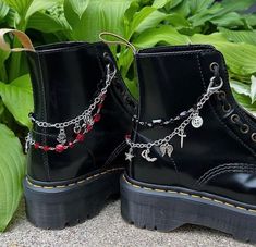 Doc Marten Chain, Dr Martens Accessories, Doc Marten Accessories, Boot Charms Docs, Shoe Chains Diy, Boot Chains Diy, Shoe Accessories Diy, Halloween Boots