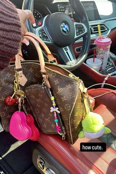 Purse Aesthetic, Inside My Bag, Embellished Bags, Bag Outfit, Bag Obsession, Girly Bags, Luxury Purses, Fancy Bags