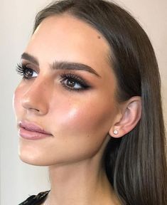 Olho esfumado para arrasar na balada - Guita Moda Trucco Glam, Trucco Smokey Eye, Soft Bridal Makeup, Balayage Straight, Wedding Hairstyles And Makeup, Wedding Makeup Tips, Beauty Make-up, Natural Wedding Makeup, Trendy Makeup