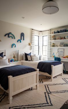 Need ideas for two boys sharing a room? These twin bed setups make it fun and functional! 🛌💡 #BoysRoom #TwinBedroom #SiblingRoomIdeas Two Kids Bedroom, Sharing A Room