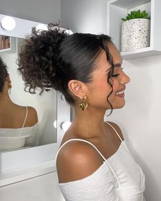 These 20 Curly Updo Hairstyles Are Real Head-Turners Chignon Simple, Bun With Curls, Curly Bun, Curly Updo, Curly Hair Updo, Princess Rapunzel