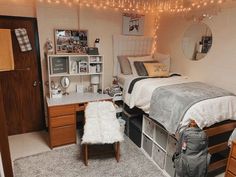 In college, my biggest issue was that I did not have the right cleaning tools and with living in such a small space, it is very easy for a room to get cluttered and collect dust. This guide will be a mix of tips and tools to help keep your dorm clean. Dorm Rooms Decorating, Dorm Room Decor Ideas, Beautiful Dorm Room