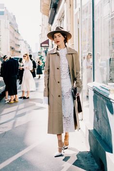 Feminine Tomboy, Dress Like A Parisian, Coat Check, Look Zara, Oversized Trench Coat, Parisienne Chic, Beige Outfit, Coat Outfit, Classic Trench Coat