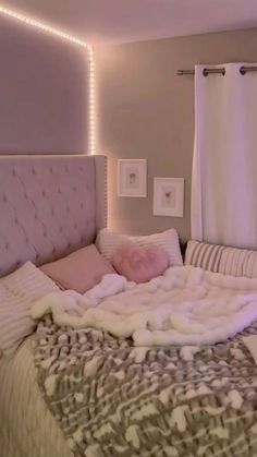 Bed Inspo Pink, Dream Room Cozy, Small Room Ideas Pink, Pink Modern Room, Bed White Aesthetic, Bed Comforter Ideas, Aesthetic Bed Ideas, Clean Room Ideas, Chill Room Ideas Bedrooms