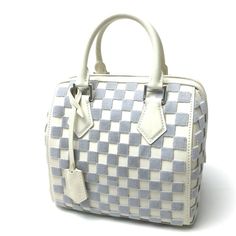 ▶ITEM NO. 152010-8542-24 ▶NAME LOUIS VUITTON Damier-Azur Speedy-Cube PM Women's bag Hand Bag ▶MODEL NO. M48909 ▶COLOR Gris / White ▶MMATERIAL Calf Leather / Taffeta ▶APPROX SIZE W7.9 x H7.7 x D6.1inch / W20cm x H19.5cm x D15.5cm Handle:7.1inch / 18cm The width measures the bottom of the bag, and the depth measures the lower side of the bag. ▶Gender Women's ▶Spec [Open type]fastener [Inside] Open pocket x 1 ▶ADDITIONAL ITEMS Clochette , Pad Lock , , 2 keys ▶ITEM RANK Used A Rank ▶CONDITION DETAIL Damier Azur Speedy, Pad Lock, Louis Vuitton Damier Azur, Louis Vuitton Speedy, Hand Bag, Louis Vuitton Damier, Calf Leather, Bags Women, Louis Vuitton Bag