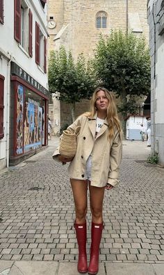 Amsterdam Spring Outfit Ideas, Aspen Frat Party Outfits, Outdoor Walking Outfit, Shorts Outfits For Winter, Scotland Style Summer, Kate Moss Hunter Boots, Knee High Combat Boot Outfits, Halle Parker Parent Trap Outfits, Winter Outfits Hot Weather