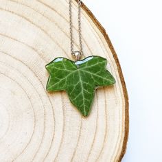 This real ivy necklace is a unique creation from my forest jewelry collection. A beautiful green leaf necklace as the perfect gift for Mother's day. This green leaf necklace is truly original and unique: I have dried the ivy leaf and then covered it with crystalline resin to provide a perfect shine. Take this forest leaf necklace always with you to feel really unique! You will never go unnoticed wearing this real ivy necklace: Its elegance, beauty and class will make you shine on any occasion, w Handmade Green Leaf Necklace, Unique Green Leaf-shaped Jewelry, Green Leaf-shaped Necklace For Gift, Green Resin Pendant Necklace, Green Leaf-shaped Botanical Jewelry, Green Necklace With Natural Inclusions For Gift, Unique Green Necklace With Natural Inclusions, Green Nature-inspired Necklace, Nature-inspired Green Necklace With Pressed Flowers