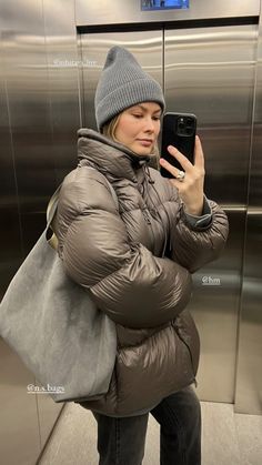 Khaki Puffer Jacket Outfit, Puffy Coat Outfit, Puffer Coat Style, Puffer Coat Outfit, Outfit Trabajo, 2025 Outfits, Puffer Outfit, Beige Puffer