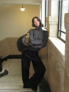 Margiela Tabi Flats Outfit, Winter Black Pants Outfit, Monochrome Beige Outfit, Jumper Outfit Ideas, Grey Outfit Ideas, Skirt Over Pants, Avant Garde Outfit, Current Styles