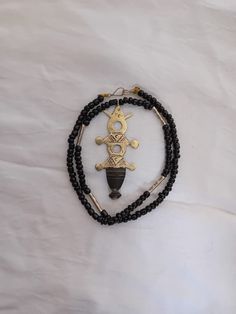 Fabriqué à la main, collier et pendentif Touareg de la tribu, c'est un beau design et gravé ou gravé et porté comme un talisman de chance et de protection dans le désert à la main. Des artisans Touareg ou Touareg sont célèbres pour leurs magnifiques pièces tribales. . Une tribu berbère, les nomades du Sahara qui sont aussi connus pour leurs belles pièces de bijoux, Spiritual Carved Medallion Necklaces, Artisan Brass Necklace With Polished Beads, Festival Amulet Style Jewelry With Wooden Beads, Amulet Style Jewelry With Wooden Beads For Festival, Wooden Beads Amulet Jewelry For Festival, Ceremonial Handmade Medallion Necklace, Adjustable Carved Amulet Style Necklaces, Artisan Carved Medallion Necklace, Carved Brass Pendant Necklace