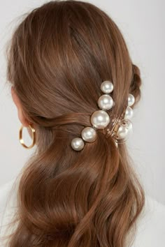 Gorgeous pearls of different sizes Clear clip This product has been hand-picked by Storets' stylists. #style Hair With Pearls, Clip Hairstyles, Pearl Hair Clip, Olivia Palermo, Pearl Hair, Claw Clip, Gigi Hadid, Hair Claw