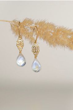 Les boucles d'oreilles Juniper sont élaborées avec de la pierre de lune arc-en-ciel connue pour sa créativité, compassion et ses propriétés qui renforcent la confiance. Cettes pierres sont associées aux plaques et crochets gold filled. Porter les boucles d'oreilles avec le collier Juniper pour une combinaison éthérée. 
 

Des crochets gold filled 14k
Des plaques en or
Des pierres de lune arc-en-ciel
Hypoallergéniques, conviennent même aux peaux les plus sensibles
Chaque pièce est livrée dans un Celestial Teardrop Earrings Gift, Celestial Teardrop Earrings For Gift, Adjustable Teardrop Moonstone Earrings, Moonstone Drop Earrings For Gift, Spiritual Moonstone Earrings With Natural Stones, Moonstone Earrings With Ear Wire For Gift, Moonstone Earrings Gift, Moonstone Earrings As A Gift, Spiritual Moonstone Teardrop Earrings